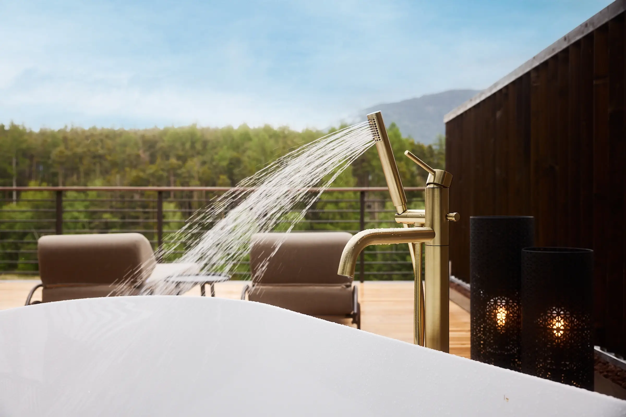 Terrace bath overlooking the lake